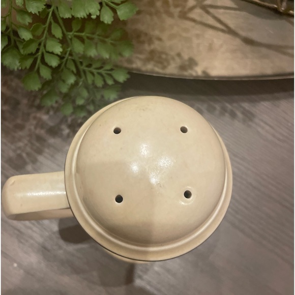 Vintage Pfaltzgraff Village large handled spice cheese shaker, 4 holes muffineer - Picture 3 of 5